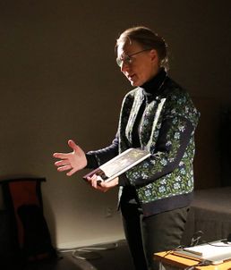 Margareta Sörenson  presenterade sin bok om  Marionetteaetern 60 år.